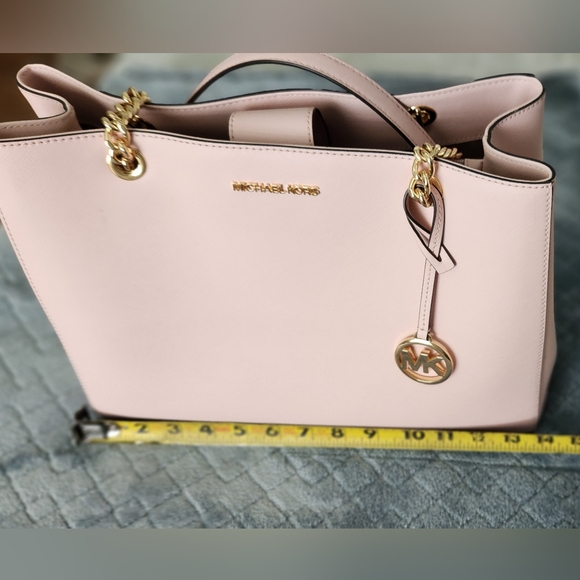 EUC Michael Kors Saffiano Leather Jet Set Large Tote. 14"x10.5"x5" - Picture 2 of 8